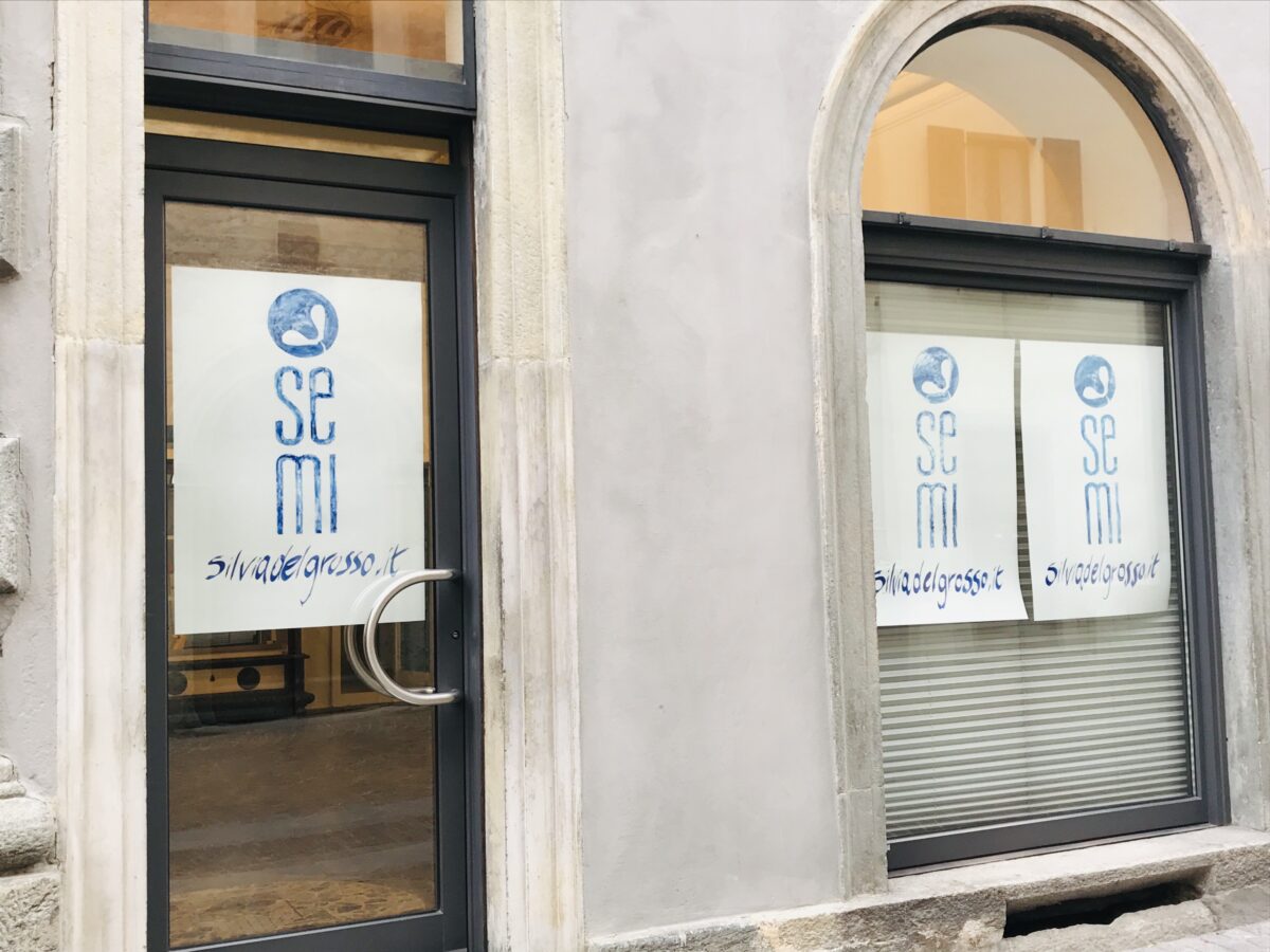 semi ingresso vetrina manifesti